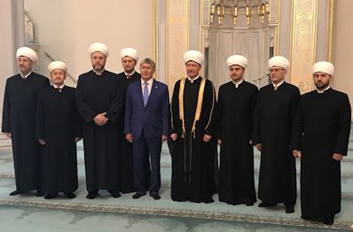 Президент Киргизии посетил Московскую Соборную мечеть