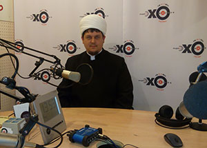 В прямом эфире популярной FM-станции состоялось общение Ильхама-хазрата Бибарсова с жителями региона